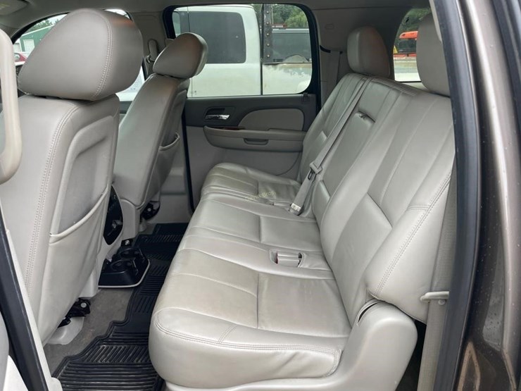 2011-chevrolet-suburban-image-11