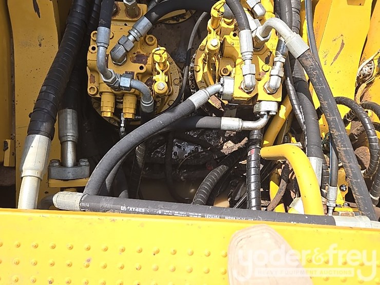 2021-caterpillar-349-image-70