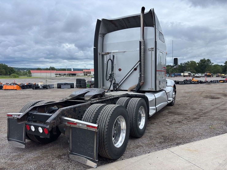 2013-kenworth-t660-image-3