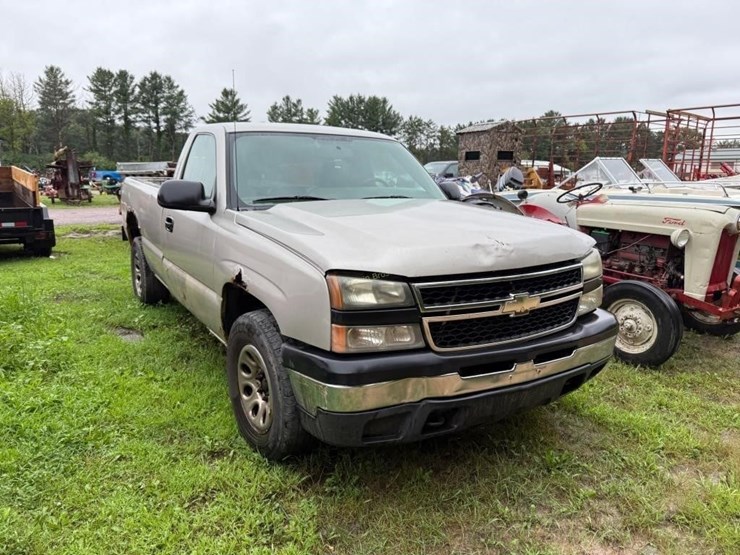 2006-chevy-silverado-1500-ls-truck-image-3
