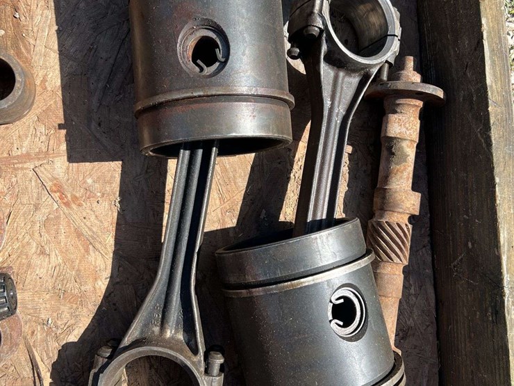 john-deere-model-g-pistons,-rods,-and-camshaft-image-1