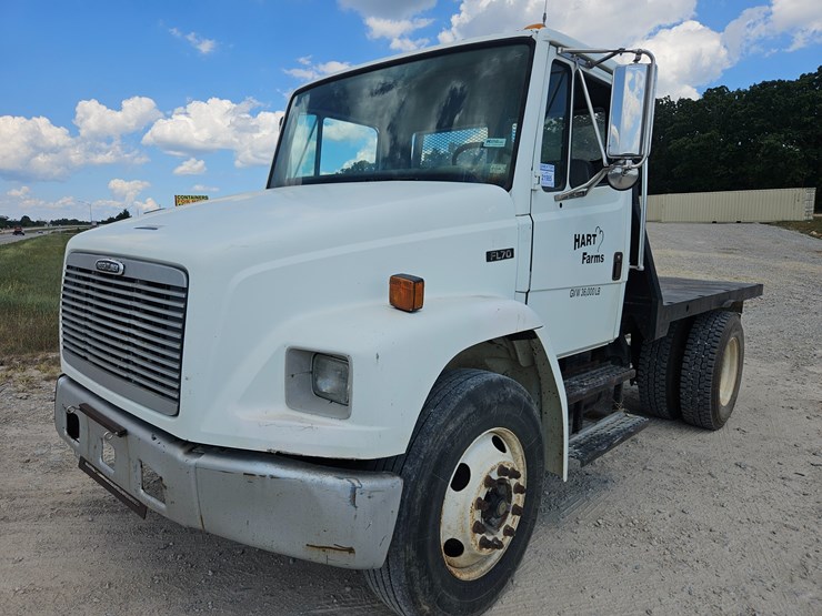 2002-freightliner-fl70-image-1