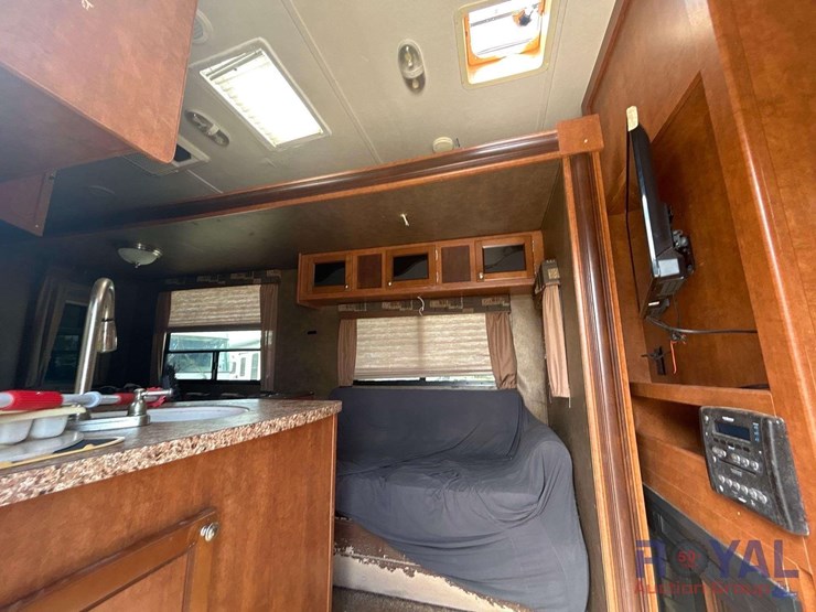 2015-revere-shasta-27db-5th-wheel-travel-trailer-image-7