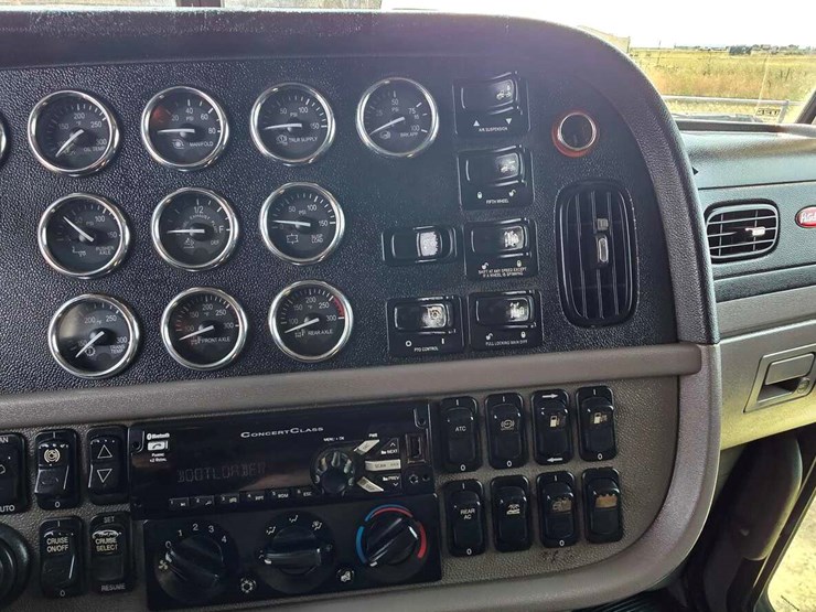 2009-peterbilt-389-image-3