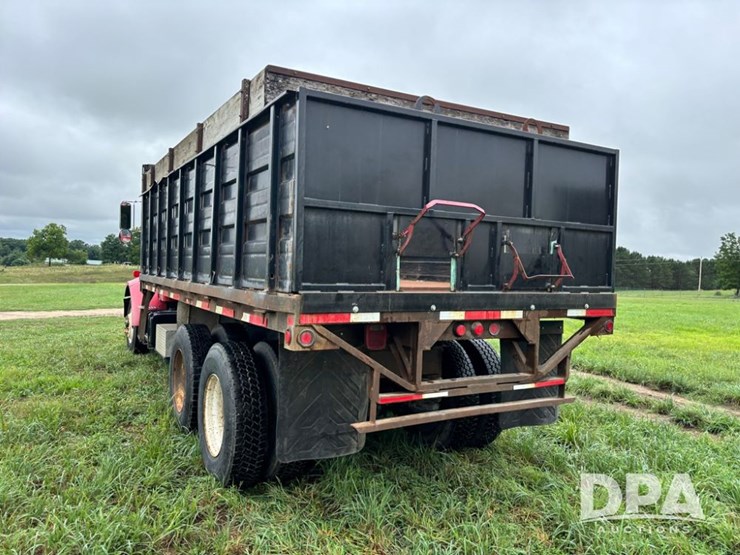 2002-peterbilt-330-image-14