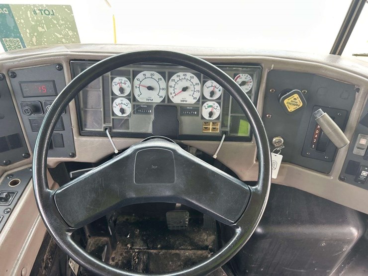2004-ic-corporation-3000ic-school-bus-image-11