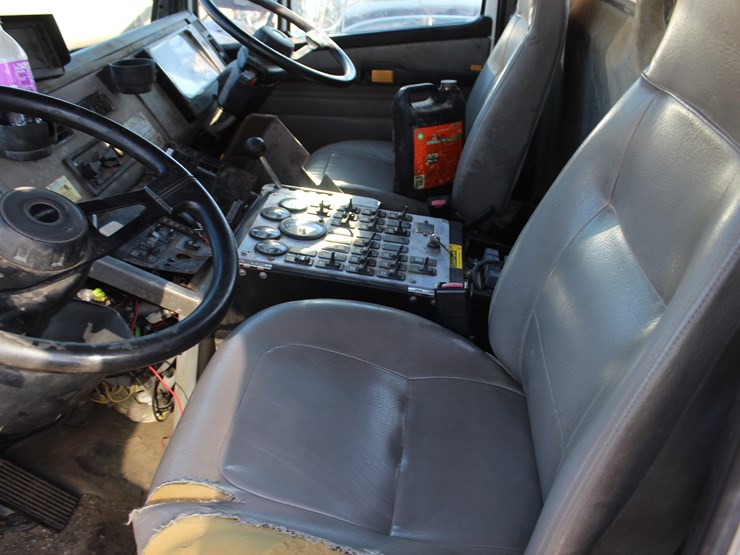 2005-freightliner-fl70-image-15