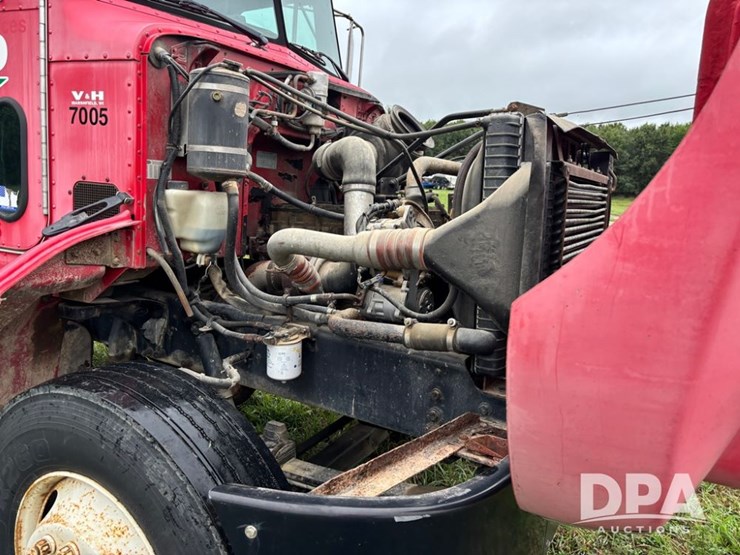 2002-peterbilt-330-image-25
