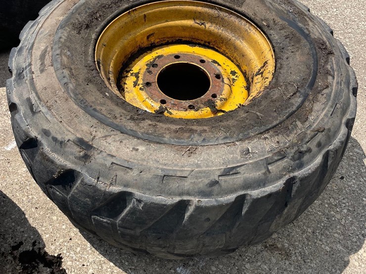 4-titan-14-17.5-skidloader-tires-image-14