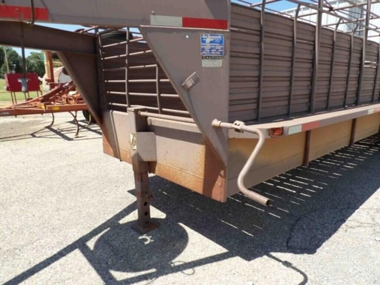 24'-gooseneck-livestock-trailer-image-3