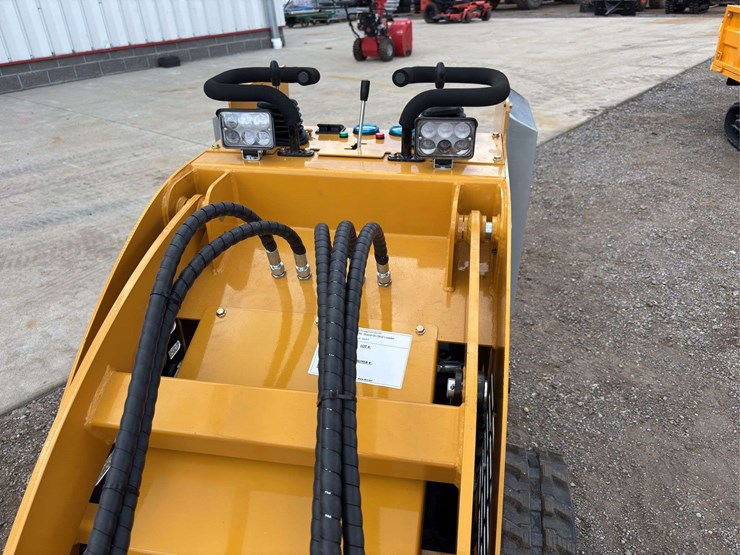 sdll30-stand-on-skid-loader-image-13