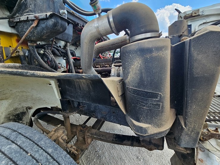 2002-freightliner-fl70-image-40