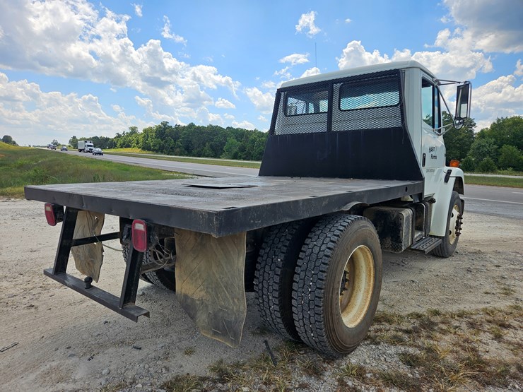 2002-freightliner-fl70-image-14