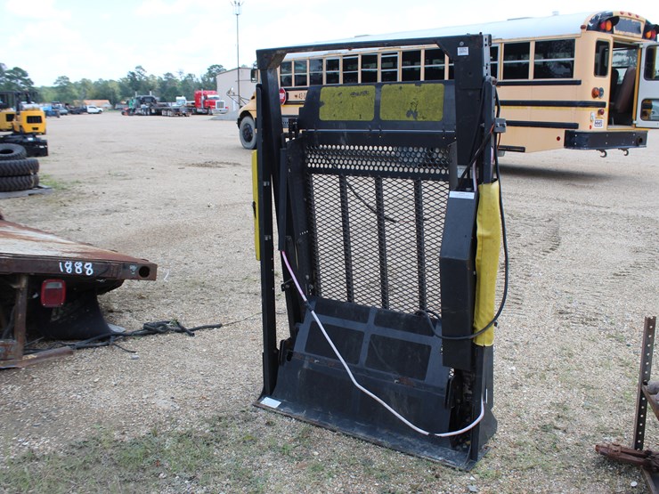 #22914-•-wheel-chair-lift-image-3