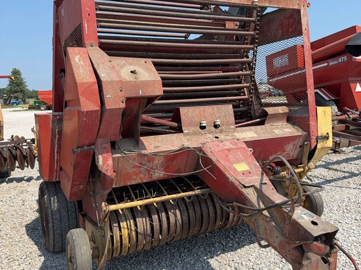 new-holland-852-image-3