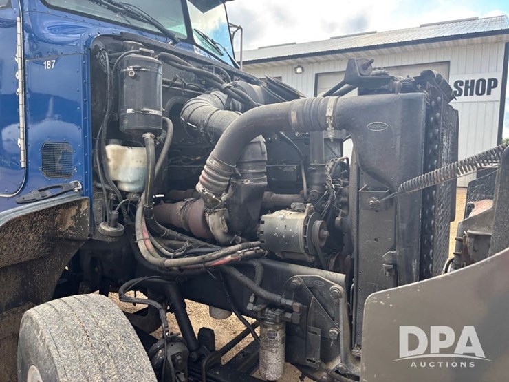 1998-peterbilt-385-image-30