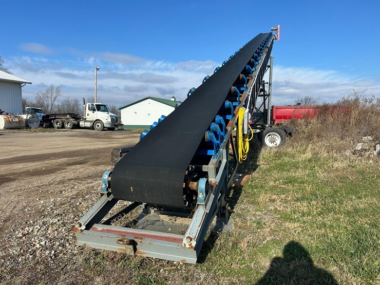 #115-•-2021-earthworm-st80-wheeled-radial-stacker-image-8