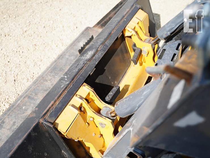 2018-deere-312gr-image-21