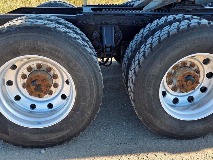 2017-peterbilt-567-image-22