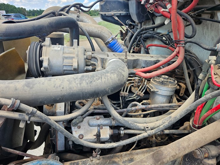 2002-freightliner-fl70-image-26