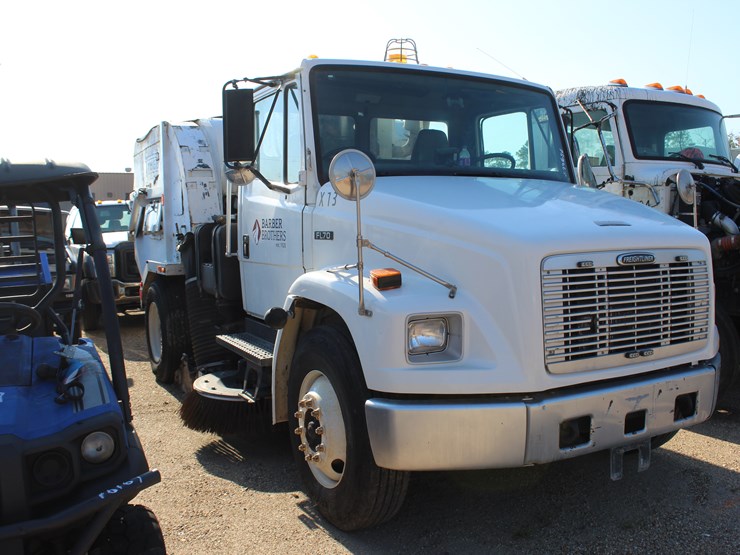 2005-freightliner-fl70-image-1