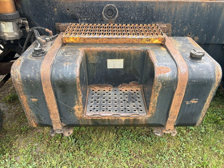 2011-capacity-yard-jockey-image-12