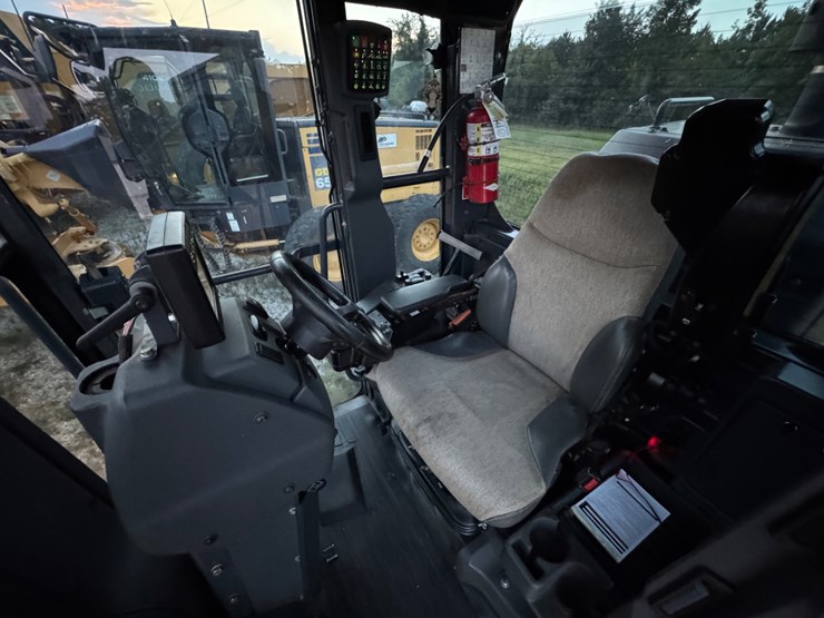 2018-john-deere-672-image-10
