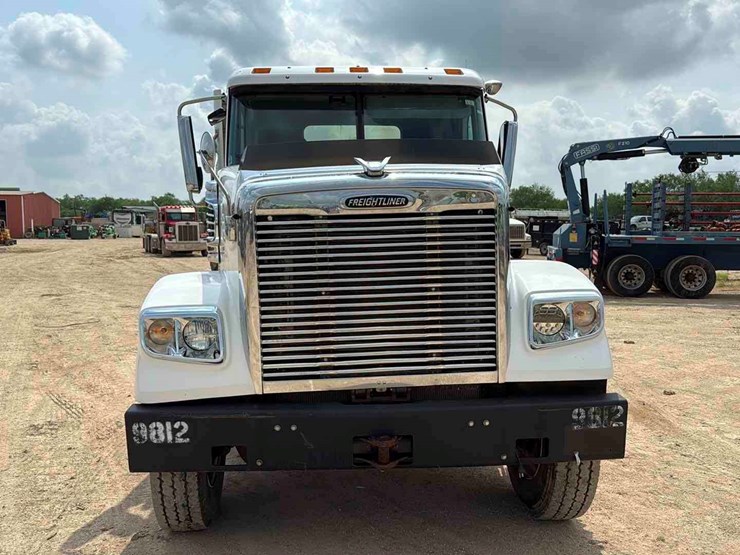 2016-(inoperable)-freightliner-sd122-image-2