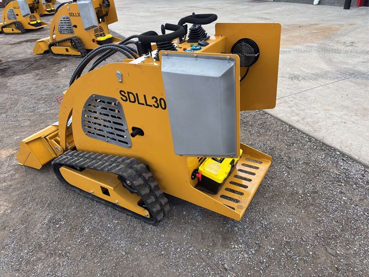 sdll30-stand-on-skid-loader-image-4