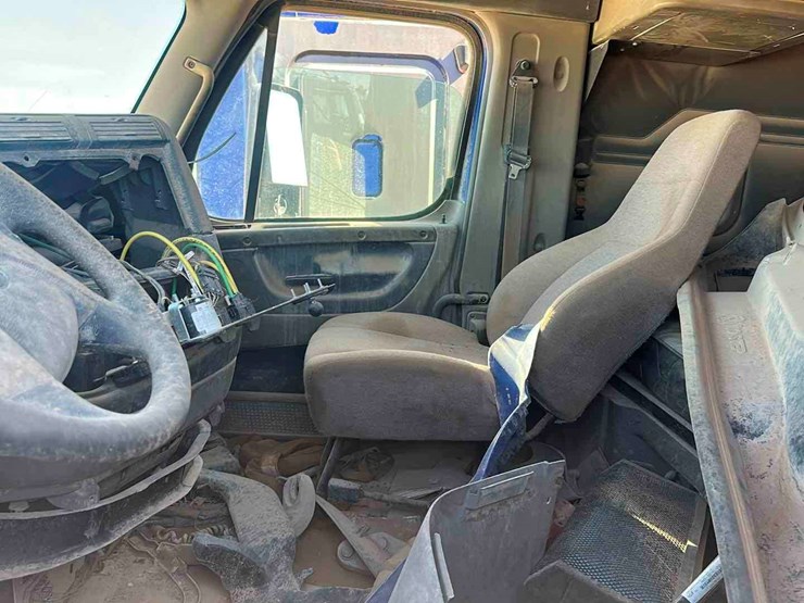 2015-freightliner-cascadia(inoperable)-image-5