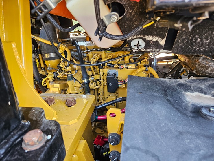 2014-caterpillar-953d-image-50