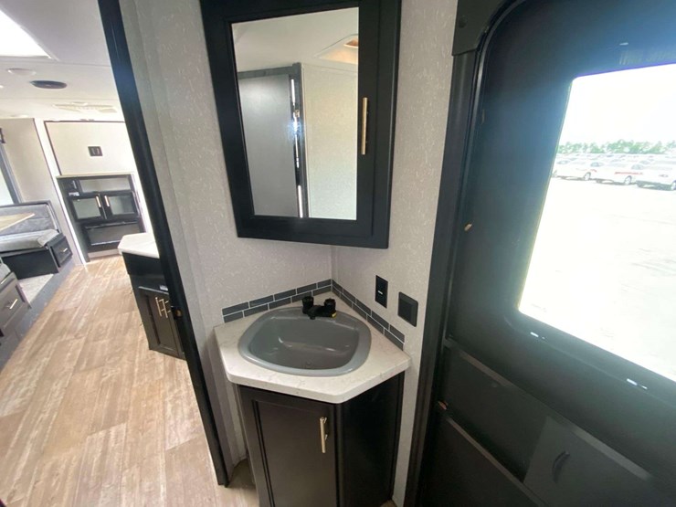 2022-forest-river-cherokee-grey-wolf-26brb-patriotic-edition-32ft.-t/a-travel-trailer-image-20