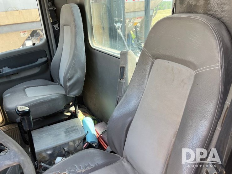 2005-freightliner-truck-(jn2399,-unit-277052)-image-48