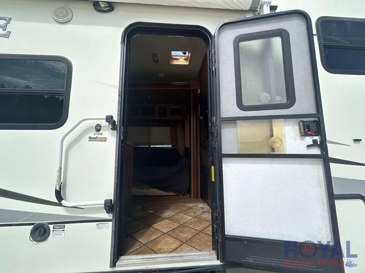 2015-revere-shasta-27db-5th-wheel-travel-trailer-image-6