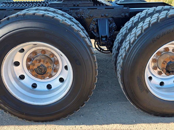 2017-peterbilt-567-image-15