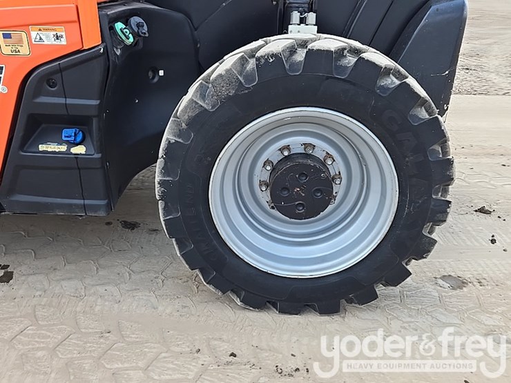 2019-jlg-1055-image-18