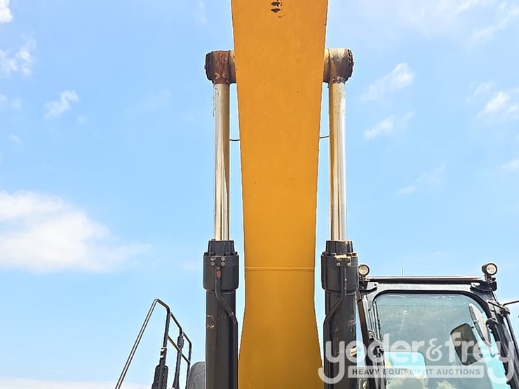 2021-caterpillar-349-image-31