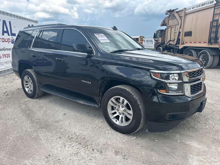 2019-chevrolet-tahoe-lt-image-2