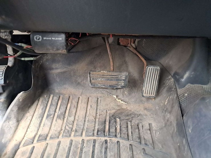 2001-chevrolet-silverado-image-18