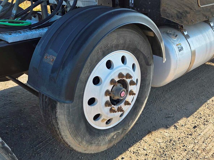2015-peterbilt-389-image-21