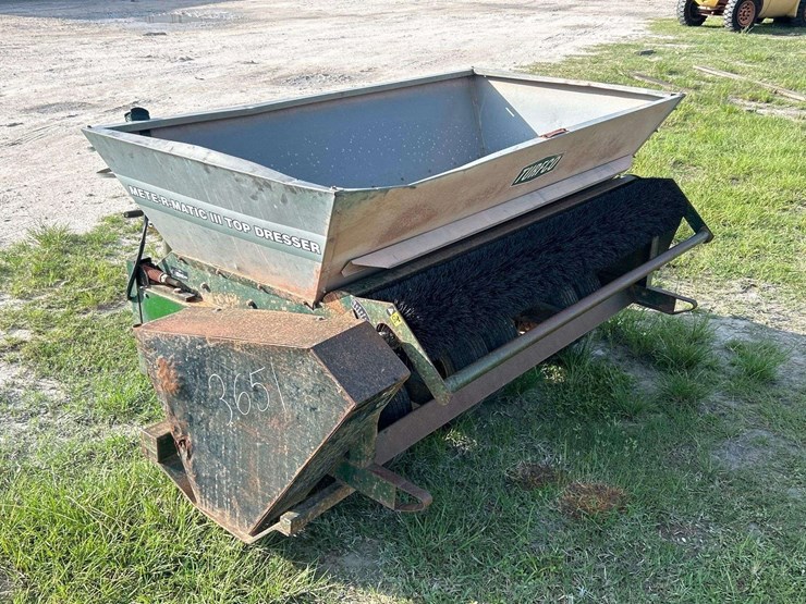 turfco-mete-r-matic-iii-pull-behind-top-dresser-image-4
