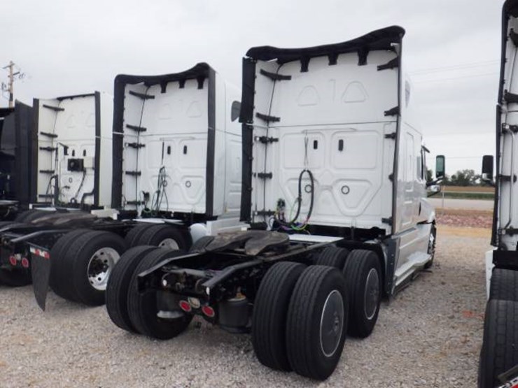 2021-freightliner-cascadia-126-image-6
