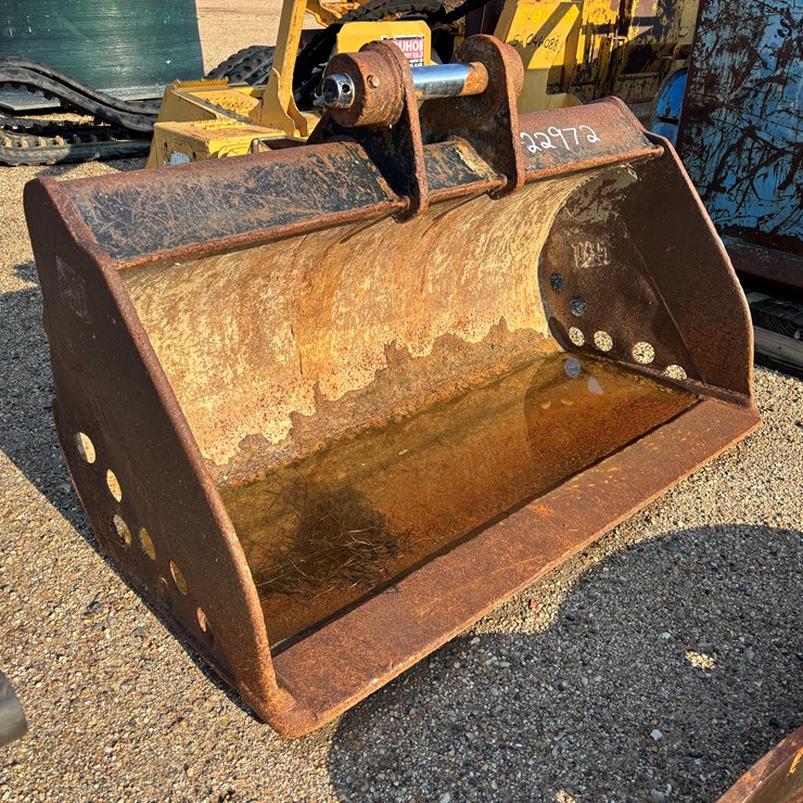 #22972 • 48IN CAT CLEANOUT BUCKET