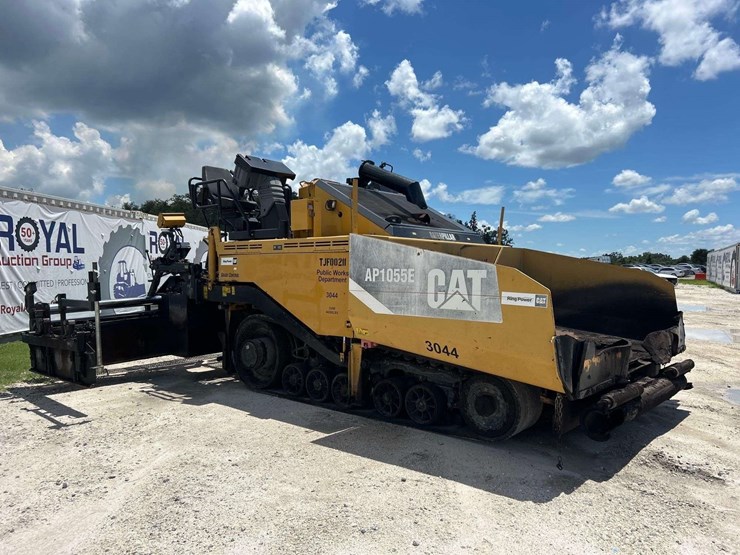 2012-caterpillar-at1055e-track-asphalt-paver-image-2