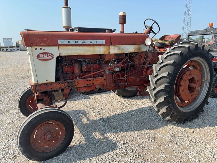farmall-560-wide-front-end-tractor,-runs-but-needs-work-image-1
