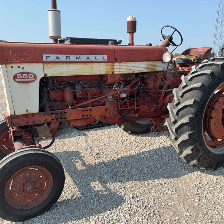 Farmall 560 wide front-end tractor, runs but needs work