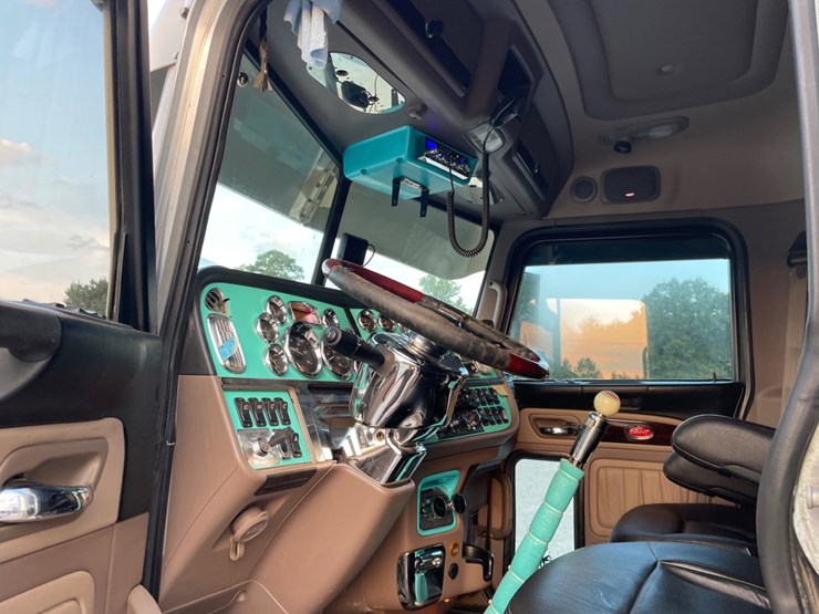 2022-peterbilt-389-image-10