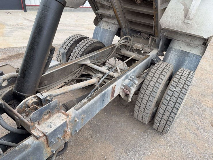 2001-kenworth-t300-image-19