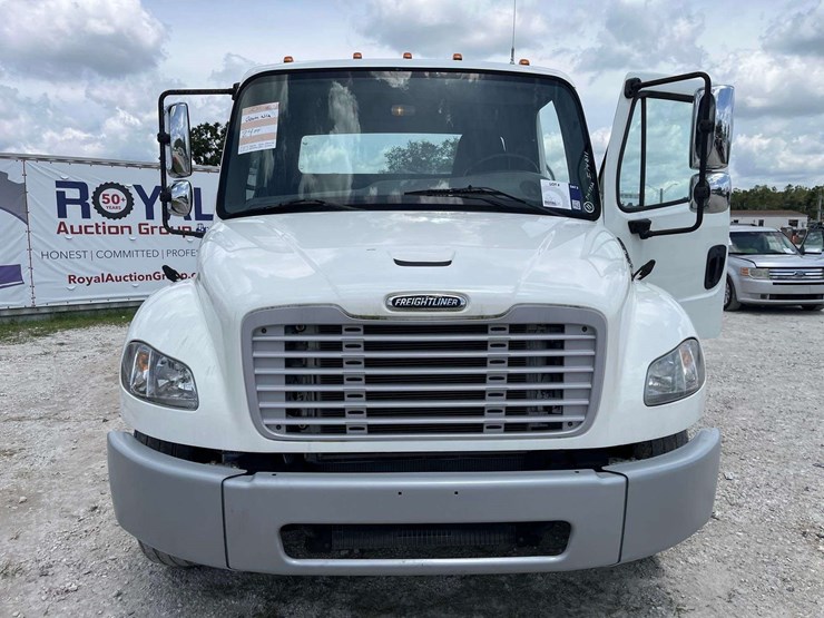 2018-freightliner-m2-106-cab-and-chassis-truck-image-22