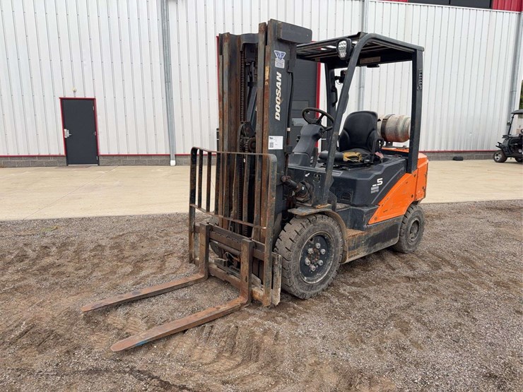 2021-doosan-g25n-7lp-5k-industrial-propane-fork-lift-image-1